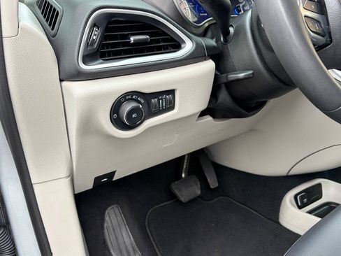 Used 2024 Chrysler Pacifica Touring-L FWD image 36
