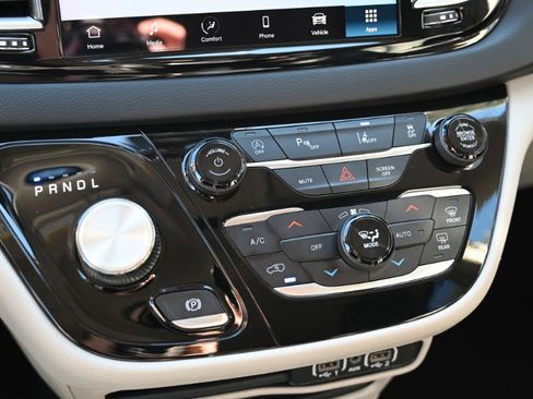 Used 2023 Chrysler Pacifica Touring-L image 30