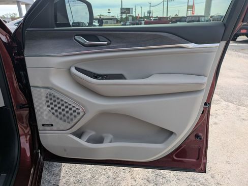 Used 2023 Jeep Grand Cherokee Overland image 34