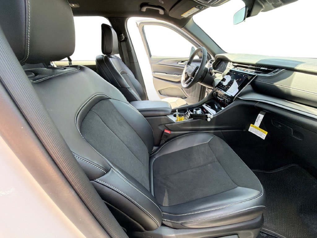 Used 2025 Jeep Grand Cherokee Altitude RWD image 28