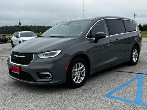 Used 2023 Chrysler Pacifica Touring-L FWD image 11