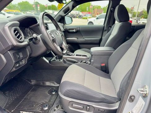 Used 2020 Toyota Tacoma TRD Off-Road AWD/4WD image 12