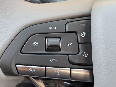 Used 2025 Cadillac XT6 Premium Luxury image 33