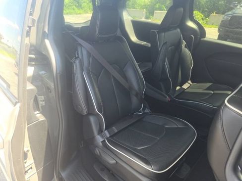 Used 2024 Chrysler Pacifica Limited FWD image 21