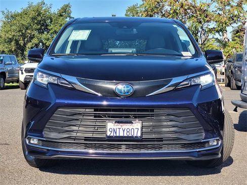 Certified 2023 Toyota Sienna XLE image 3