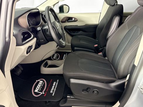Used 2023 Chrysler Voyager LX image 17