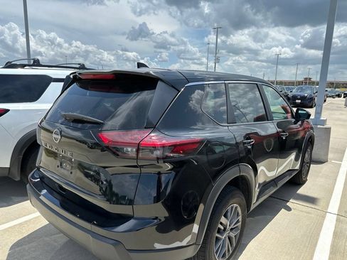 Used 2026 Nissan Rogue SV FWD image 2