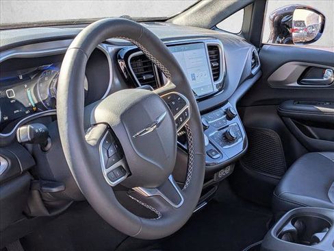 Used 2025 Chrysler Pacifica Select image 9