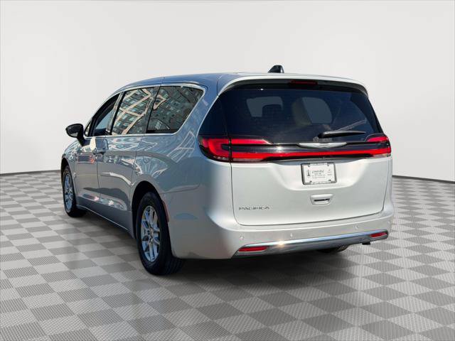 Used 2024 Chrysler Pacifica Touring-L FWD image 5