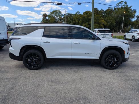 Used 2024 Chevrolet Traverse RS image 3