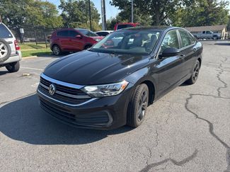 Used 2022 Volkswagen Jetta SE image 1