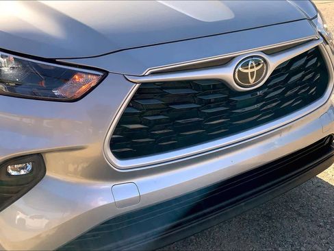 Used 2023 Toyota Highlander XLE image 28
