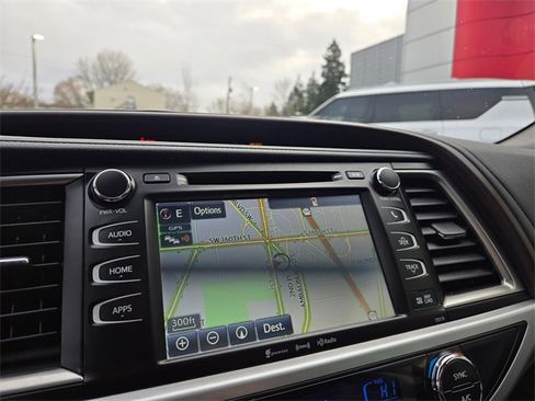 Used 2017 Toyota Highlander XLE image 28