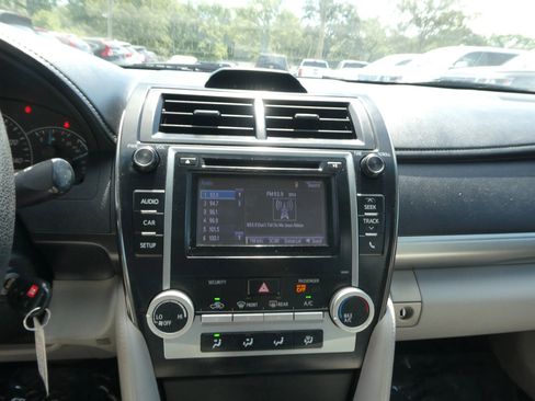 Used 2014 Toyota Camry FWD image 19