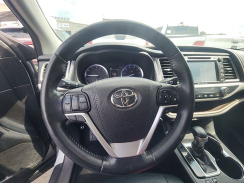 Used 2018 Toyota Highlander XLE AWD/4WD image 3