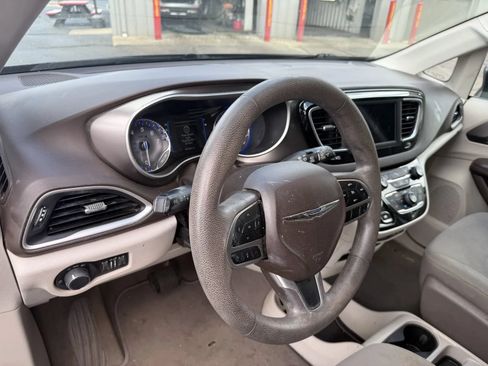Used 2018 Chrysler Pacifica LX FWD image 7