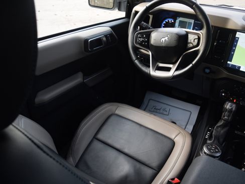 Used 2023 Ford Bronco Wildtrak image 2