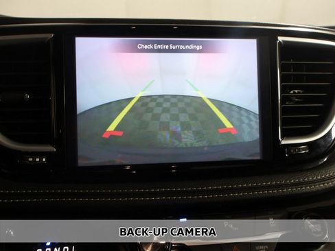 Used 2023 Chrysler Pacifica Limited FWD image 7