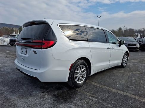 Certified 2023 Chrysler Pacifica Touring-L image 8