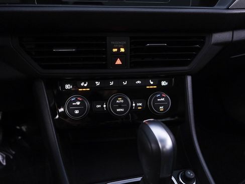 Used 2021 Volkswagen Jetta SE w/ SE Cold Weather Package image 29