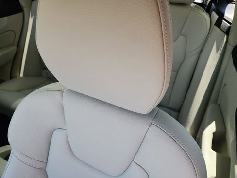 Used 2022 Volvo XC60 B5 Momentum AWD/4WD image 6