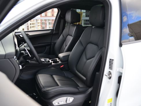 Certified 2026 Porsche Macan AWD/4WD image 13