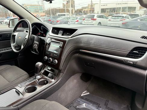 Used 2017 Chevrolet Traverse LT image 36