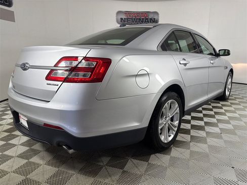 Used 2017 Ford Taurus SE image 3