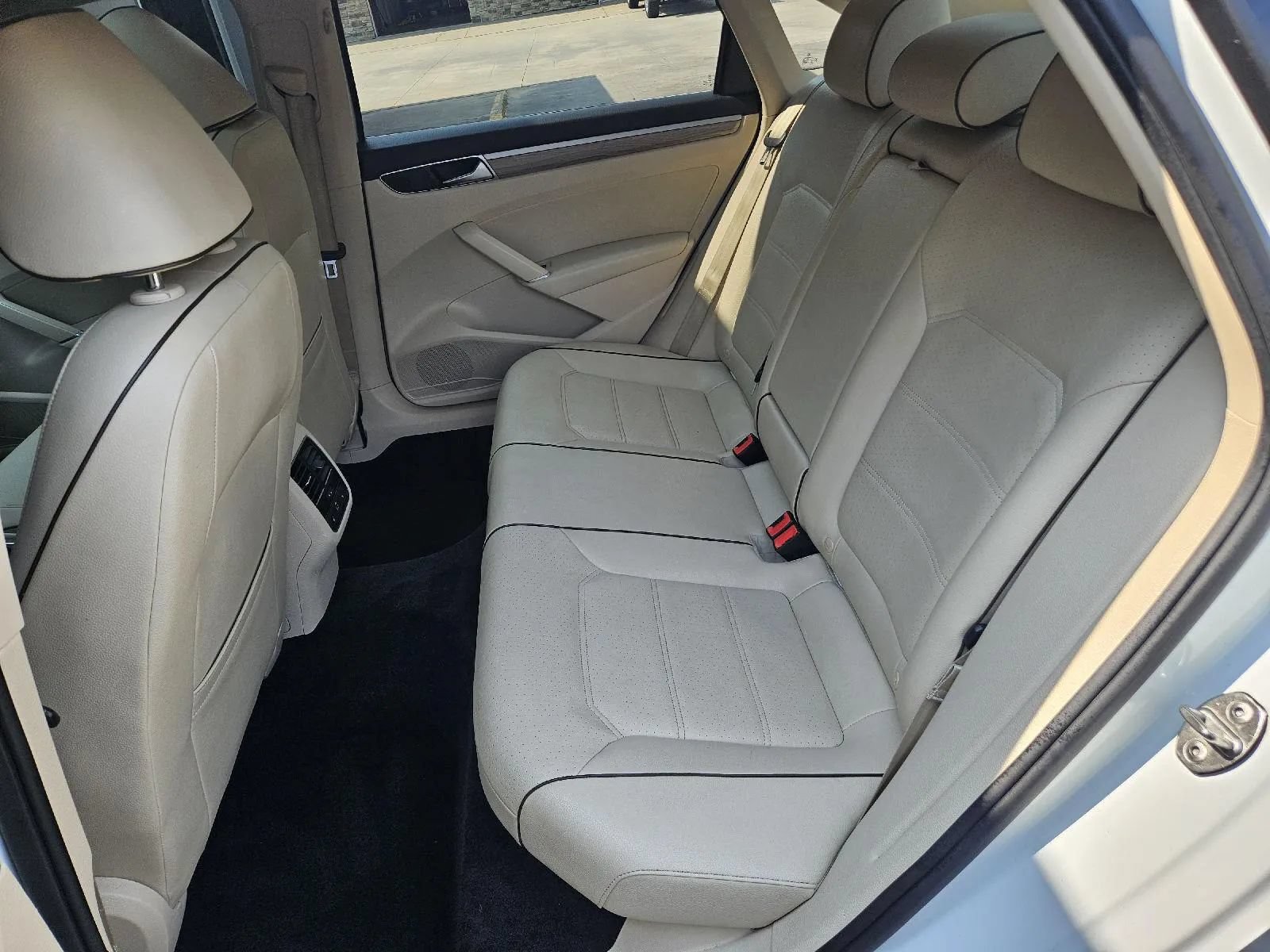 Used 2018 Volkswagen Passat 2.0T SE FWD image 16