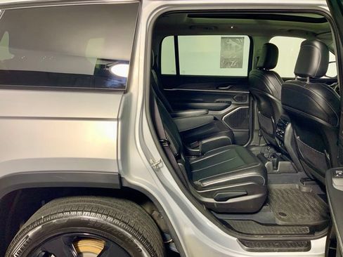Used 2023 Jeep Grand Cherokee L Limited w/ Black Appearance Package AWD/4WD image 34