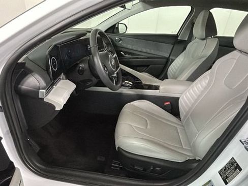 Used 2025 Hyundai Elantra Limited FWD image 12