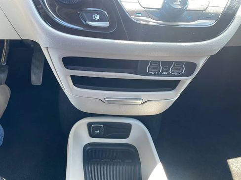 Used 2023 Chrysler Pacifica Touring-L FWD image 17
