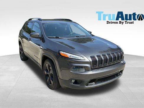 Used 2018 Jeep Cherokee Latitude w/ Altitude Package FWD image 1