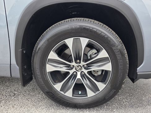 Used 2024 Toyota Highlander XLE AWD/4WD image 9
