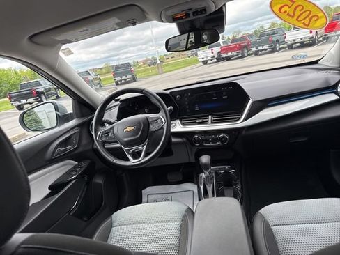 Used 2025 Chevrolet Trax LT w/ LT Convenience Package FWD image 32