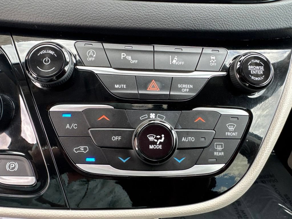 Used 2023 Chrysler Pacifica Touring-L FWD image 28