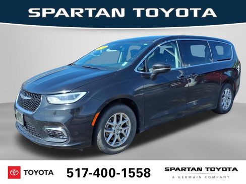 Used 2023 Chrysler Pacifica Touring-L FWD image 1