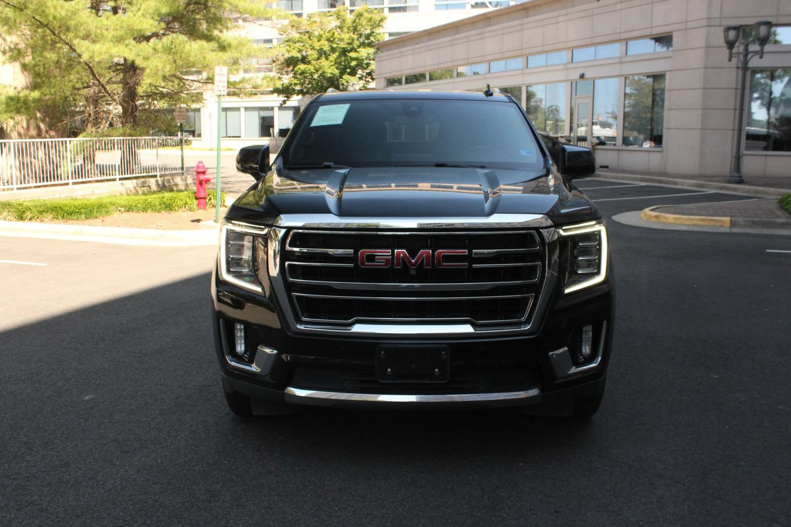 Used 2021 GMC Yukon XL SLT w/ SLT Premium Package AWD/4WD image 3