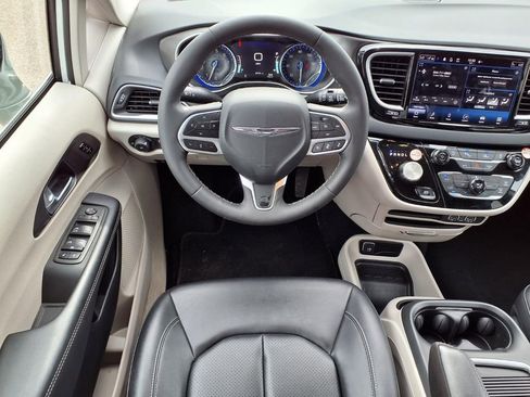 Used 2024 Chrysler Pacifica Touring-L image 15