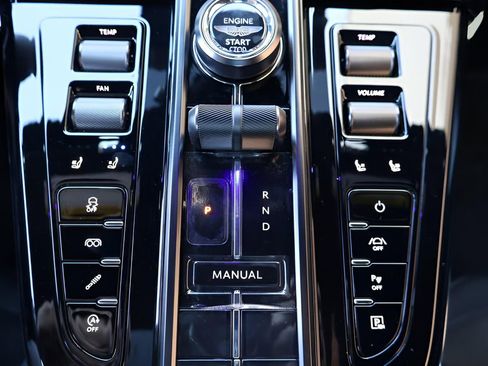 Used 2025 Aston Martin V8 Vantage Coupe image 26