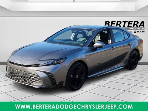 Used 2025 Toyota Camry SE image 3