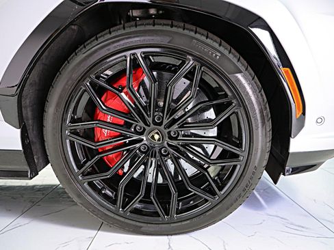 Used 2025 Lamborghini Urus SE AWD/4WD image 48