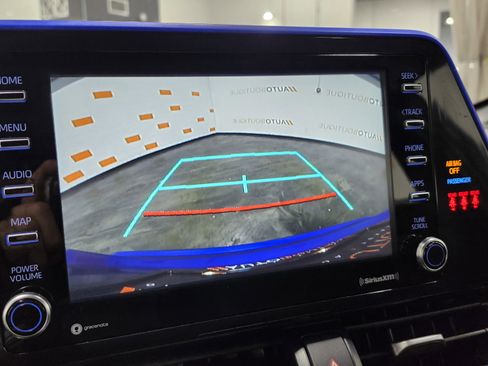 Used 2022 Toyota C-HR XLE image 2