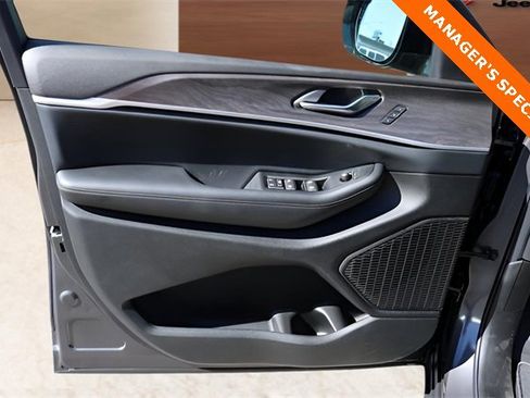 New 2025 Jeep Grand Cherokee Limited w/ Black Appearance Package image 10