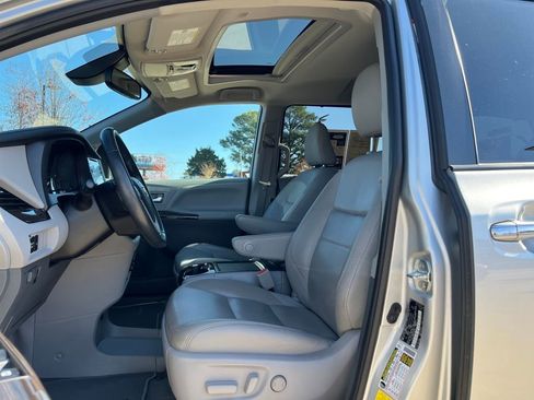 Used 2020 Toyota Sienna XLE image 10