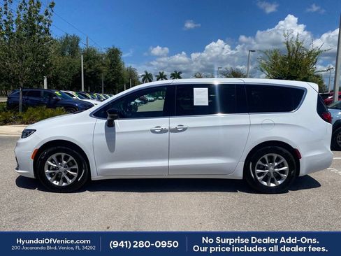 Used 2026 Chrysler Pacifica Limited FWD image 33