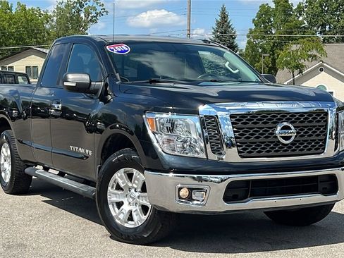 Used 2018 Nissan Titan SV image 2