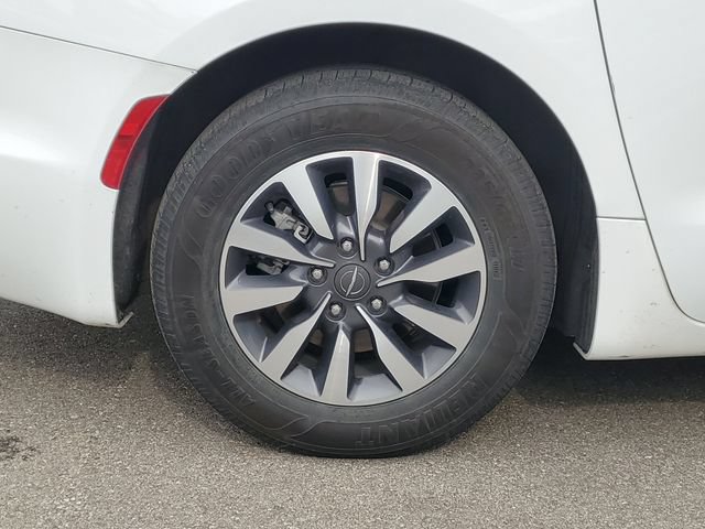 Used 2021 Chrysler Pacifica Limited w/ Uconnect Theater Family Group FWD image 5