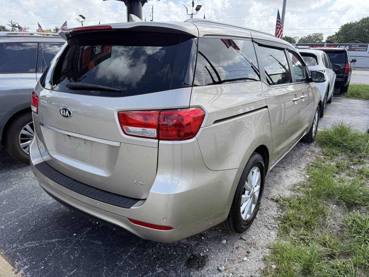 Used 2016 Kia Sedona LX w/ Option Group 020 FWD image 3