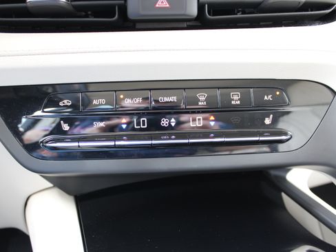 Used 2023 Buick Envision Essence AWD/4WD image 21